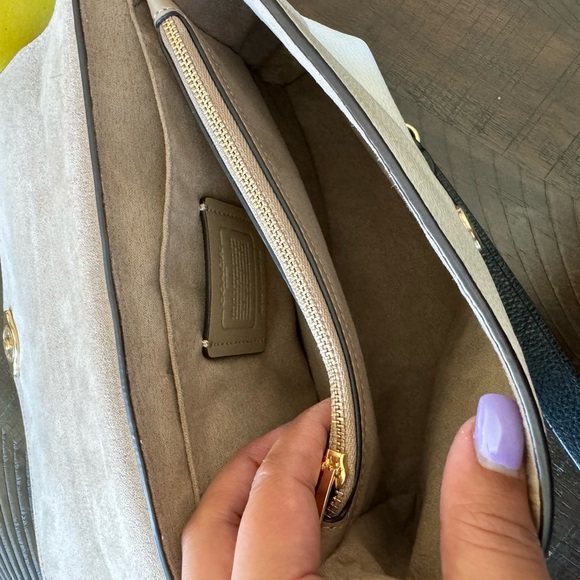 Coach crossbody - Picture 3 of 3
